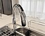 キッチン：-ディスポーザー・浄水器付タッチレス水栓-水栓の自動モードは、手を使わずに水が出て、シンク作業がスイスイはかどります。