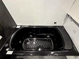 【楽湯】日々の疲れを癒してくれる肩楽湯・腰楽湯搭載。気分や好みにあわせて流量を変えられ、広がるお湯に包まれます。