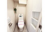 寝室：お手入れのしやすいスタイリッシュな温水洗浄便座付きトイレ。