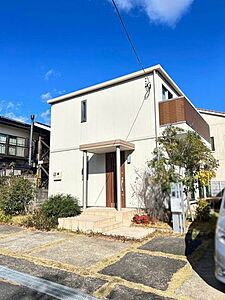 外観：【駐車場3台分】5LDK中古戸建♪オール電化♪全居室収納♪小中学校まで徒歩10分圏内♪