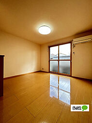 エルムス・ヒル 101 1階ワンルームのリビング/ダイニング