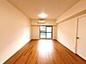 リビング/ダイニング：ＬＤＫには大きな窓が施され、明るさと、通風を確保した快適な空間です。朝日で明るい朝を迎えることで一日のスタートも気持ちよくなりそうですね♪