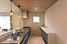 キッチン：システムキッチンと同じ高さのカップボード。盛り付けなどのスペースや、電子レンジや炊飯器などの置き場としても便利。