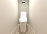 トイレ：ＴＯＴＯのトイレを採用。　タオルリング・ペーパーホルダー・収納棚が標準仕様でつきます。※２号地の仕様画像。色は物件により異なります。