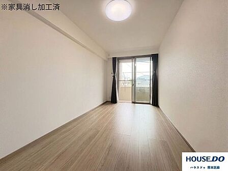 バルコニーにアクセスできる洋室です♪