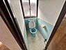 トイレ：窓付きで換気の良いトイレ空間。清潔感のある水色のタイルが印象的です。