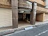 エントランス：重厚感のあるエントランスが、住まいの顔として上質な印象を演出します。落ち着いた色合いのタイルが風格を感じさせます。