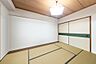 その他：木の温もりを感じる天井と真新しい畳が心地よい和室。収納も完備で、多目的に使える空間です。※家具消し加工をしています。