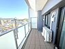 バルコニー：開放感あふれるバルコニーで、空の広がりと街並みの眺望を心ゆくまでお楽しみいただけます。日々の暮らしに心地よい風を取り込みませんか。