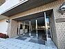 エントランス：都会的なタイル貼りのエントランスは、ガラス扉から明るい光が差し込む開放的な空間。毎日の出入りを快適にサポートします。