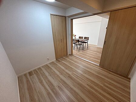 洋室4.5帖、キッチンから様子が見えるので、子供部屋としてもおすすめ!