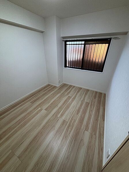 洋室5.1帖、個室になっているので、主寝室としてもおすすめです。