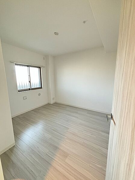 洋室6帖(玄関横)、家具配置のしやすい間取りです。