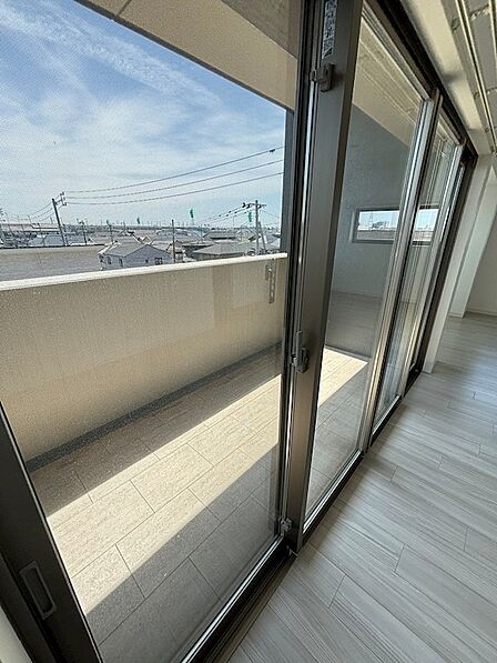 リビングバルコニー、全面建物なく陽当たり良好★