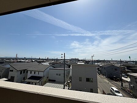 バルコニー側は住宅がほとんどで、人目が気になりづらいです。