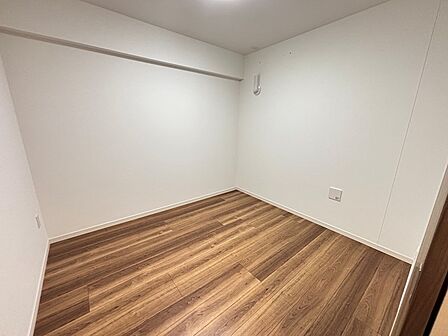 納戸5.5帖、窓が無いため納戸の表記ですが、居室として充分使える広さです。