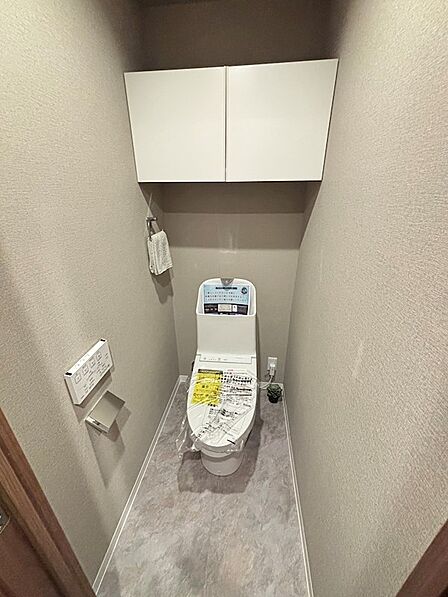 温水洗浄便座です。上部の収納も便利♪