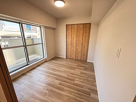 洋室4.6帖、大きな窓が明るいお部屋です。