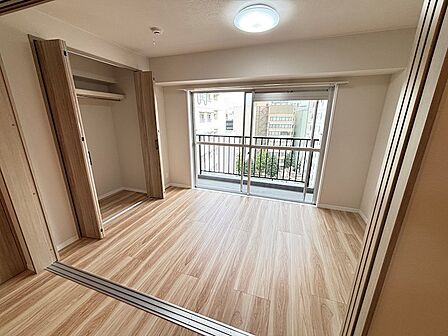 5.5帖の洋室、大きめのベッドも置ける広さです。
