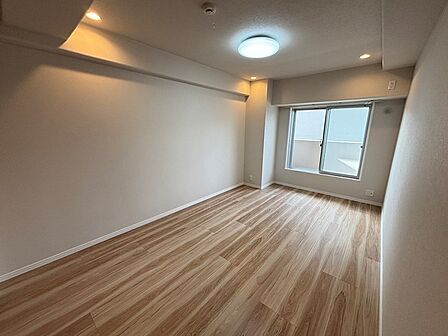 洋室7.7帖、一番広い個室なので、主寝室としてもおすすめです。