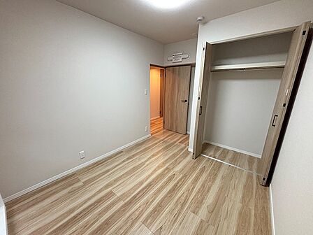洋室5帖、全部屋収納完備。