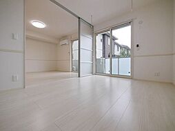 Le blanc II 105 1階1LDKのリビング/ダイニング