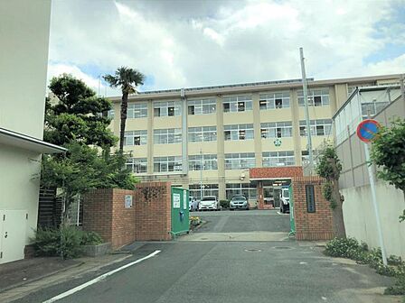 西高宮小学校まで　700m　徒歩約9分●創立70周年を迎えた小学校です。教育目標「 心豊かで、自ら意欲的に学び、たくましく生きる力をもった子どもの育成を図る」