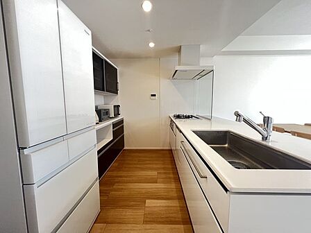 収納充実のシステムキッチン!作業スペースも広く使い勝手◎家事時短の味方、食洗機付きです♪