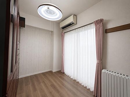 お部屋がバルコニーに面しているので明るく風も入ります◎