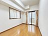 室内：2面採光の洋室！お部屋がバルコニーに面しているので、明るい光が差し込んできます！