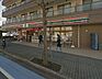 周辺：セブンイレブン大和桜ケ丘東口店 579m