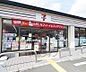 周辺：セブンイレブン智恵光院上長者町店まで90m 敷地内ガレージが広々。店内も新しく綺麗ですよ。