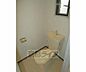 トイレ：小窓付きで明るいトイレですよ