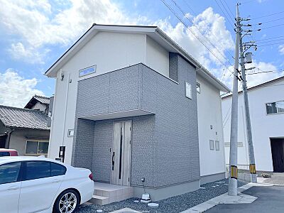 外観：全22区画の大型団地内の築浅戸建。コンビニ、ドラッグストア、スーパー、郵便局なども近い便利な立地