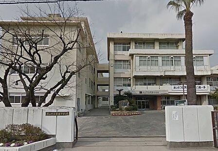 岡山市立岡輝中学校(923m)