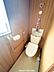 トイレ：玄関すぐ近くにトイレがり、おでかけ前後などもトイレにすぐ行きやすく安心です。手すり付きで足腰の負担も少なくできます。
