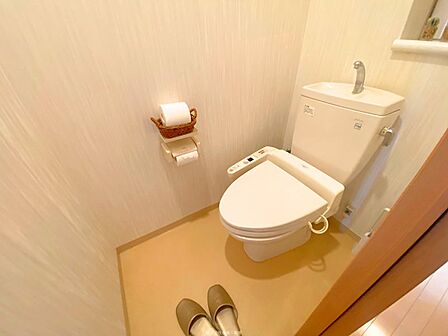 清潔感があり明るい印象のトイレ。