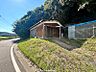 外観：道路から少し小高くなった敷地に建物が建てられています。