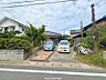 駐車場：建物の南側並列駐車可能です。奥にも駐車可能で5台以上駐車することも可能です（車種による）