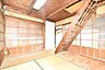 リビング/ダイニング：土間キッチンに続く和室に2階への階段があります。