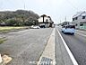 その他：南側前面道路。180号線沿いで便利な立地！駐車場も広々