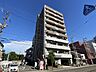 その他：前面道路から見た外観は、整った外構と清潔感ある門構えが印象的。手入れの行き届いた植栽が季節感を演出し、住まい全体の雰囲気を明るく引き立てます。玄関までのアプローチも広く、来客にも好印象を与えます。