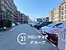 駐車場：敷地内には平置きタイプの駐車場が設けられており、駐車がスムーズ。区画もゆったりとしているため、運転に不安のある方にも安心してご利用いただけ、毎日の駐車もより快適で便利に行えます。