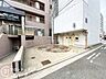 駐車場：平置きで整備された駐車場は、日常の使いやすさを重視したつくり。大型車にも対応しており、ご家族での利用にもぴったりです。月極料金も抑えめで、経済的にもメリットがあり、快適なカーライフが送れます。