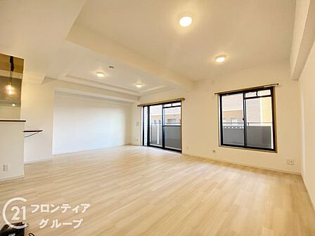リフォーム済みのリビングは、洗練されたデザインと快適な空間が広がり、家族の集う場所にぴったりです!い