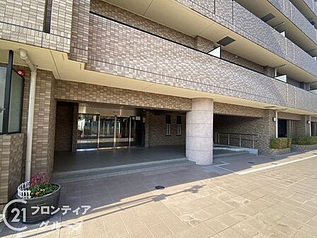 マンションのエントランスは、住まう方々を迎える洗練された空間です。日常の出入りを快適にするための工夫がされています。
