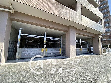 駐車場は、住民の皆様の車を安心して停められるスペースです。広々とした区画が確保されており、駐車がしやすい設計になっていますので、夜間でも安全に利用できます。