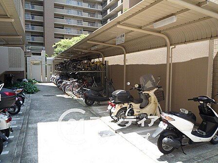 屋根付きの駐輪場は、雨風から自転車を守り、安心して利用できる便利で快適な設備です!