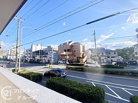 バルコニーからの眺望は、周囲の環境を感じられる空間で、日々の生活に変化を与えます