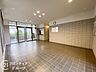 その他：マンションのロビーは、住民の皆様が集うコミュニケーションの場であり、憩いの場です。必要最低限の設備が整っており、実用性を重視した空間です。待ち合わせなどにも使ます。